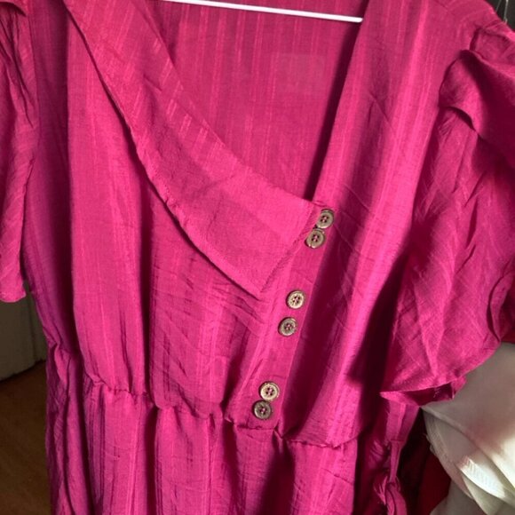 BloomChic V cut dress buttons down the front flowing sleeves - Picture 2 of 4